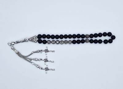 Handgemaakte naam tasbih 33 Kralen Natuursteen “Obsidian” - met metaal tassel “ Roos en kruis"- Met je naam of de naam van uw geliefde- 8 mm diameter van de korrel