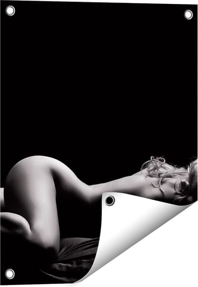 Gards Tuinposter Vrouw Naakt in Bed - Erotiek - Zwart Wit - 40x50 cm - Tuindoek - Tuindecoratie - Wanddecoratie buiten - Tuinschilderij