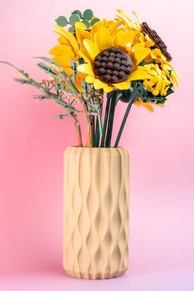 Vaas Long Future - met bloemen houder geschikt voor Botanical bloemen - Beige - Maerc Design