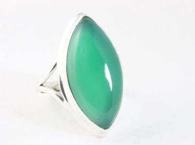 Langwerpige hoogglans zilveren ring met groene onyx - maat 17.5