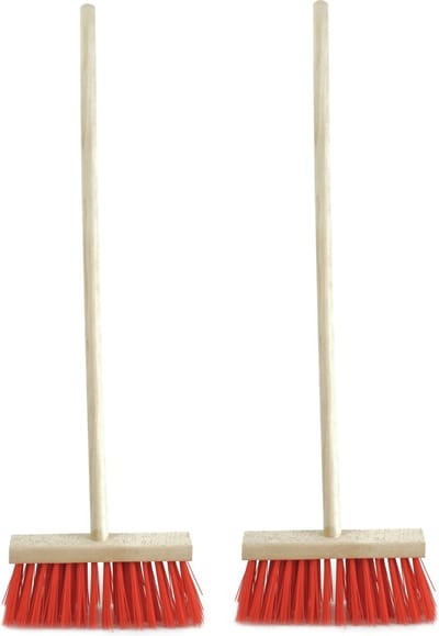 Sorex Kinderbezem voor buiten tegels - Set van 2x stuks - rood/hout - met steel 78 cm - Tuingereedschap
