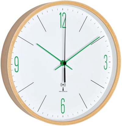 TFA - Analoge Design Funk-Wandklok mit Ahorn-Rahmen  60.3524 - Grüne Ziffern und Zeiger Blaue Ziffern und Zeiger