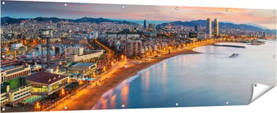 Gards Tuinposter Barcelona Strand met Stad bij Zonsondergang - 210x70 cm - Tuindoek - Tuindecoratie - Wanddecoratie buiten - Tuinschilderij
