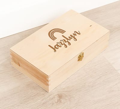 Houten kistje 'Jazzlyn' Regenboog - Tekenkist - Herinneringsdoos - Kraamcadeau - Knutseldoos - Memorybox - Baby - Geboorte