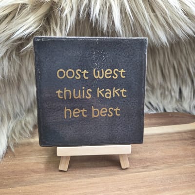 Robuust wenstegeltje “oost west thuis kakt het best” – Keramiek 10x10 cm – Humoristische Wanddecoratie & Cadeau – Cadeau vrienden,zomaar – Humor tegeltje - Grappige tekst tegel – WC decoratie humor