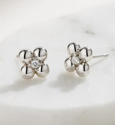 Lundholm luxe Oorbellen Dames Zilver Kleurig met Steen - Premium Stainless Steel Jewellery - Oorknopjes Dames Bloem Klein & Elegant - Verfijnde Oorbelletjes - Melle Serie - my Scandinavisch Design