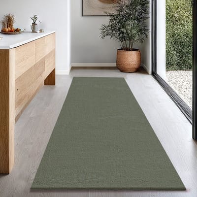 the carpet Relax – Extra Zacht & Wasbaar Vloerkleed tot 30°C met Antislip Onderzijde – Fluweelachtige Structuur – Voor Slaapkamer of Woonkamer – Donkergroen, 80 x 300 cm