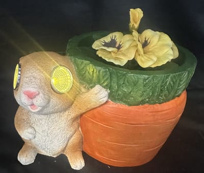 Decoratieve Polyresin solarlamp bloempot " Konijn met wortel" - meerkleurig - met LED - staand model - exclusief plant - hoogte 13 x 13 x 11 cm - Tuindecoratie - Tuinverlichting