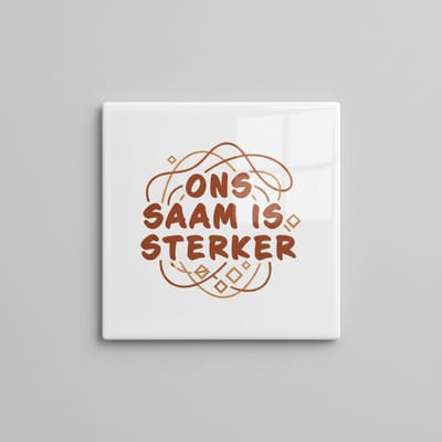 Inspirerende 15×15 cm Keramische Tegel – “Ons Saam Is Sterker” Motiverende Afrikaanse Quote Wanddecoratie