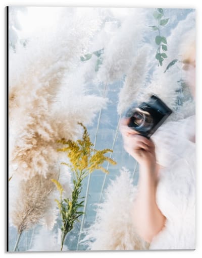 Dibond - Schildering van Vrouw met Camera en Planten  - 30x40cm Foto op Aluminium (Wanddecoratie van metaal)