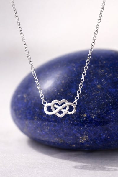 Lundholm luxe Ketting Dames Zilver Kleurig Hartjes - Infinite Love - Betekenisvolle Ketting - Premium Stainless Steel 40 + 5 cm - Liefdes Cadeau - Scandinavisch Design