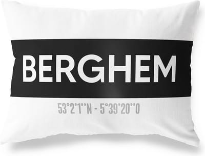 Tuinkussen BERGHEM - NOORD-BRABANT met coördinaten - Buitenkussen - Bootkussen - Weerbestendig - Jouw Plaats - Studio216 - Modern - Zwart-Wit - 50x30cm