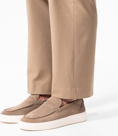 Manfield - Heren - Beige suède loafers met sportieve zool - Maat 43