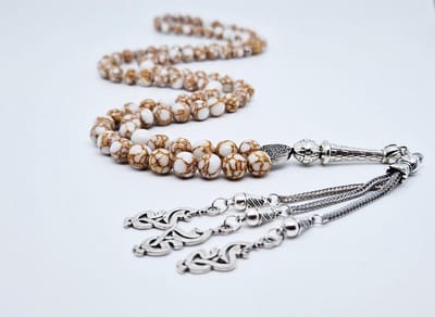 Handgemaakte tesbih "Tasbih" natuursteen "Wit howliet gesponnen goud" - Aantal kralen 99 - Diameter kralen 8MM - met metaal tassel "Moeder" - Een mooi cadeau-idee