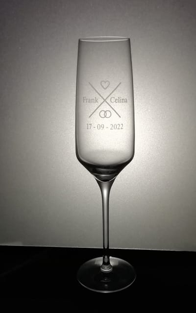 2 gegraveerde champagneglazen - champagneglas - glas- cadeau van glas - huwelijk - bruiloft - Valentijnscadeau - uniek - champagneglas met naam - uniek cadeau - bedankje gasten - ceremoniemeester - glas gravering