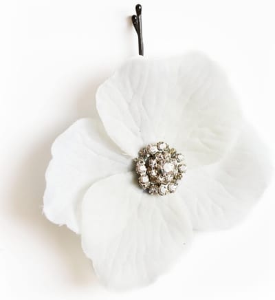 Je kapsel straalt met de JwelU Haarschuifjes JW3-01 Ivory White bloem