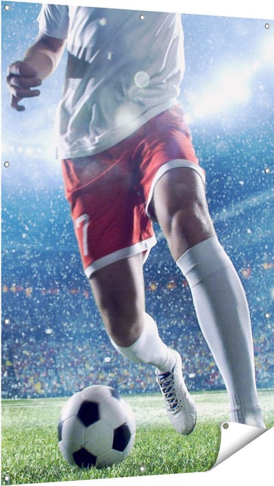 Gards Tuinposter Voetbal Speler met de Bal in een Druk Stadion - 100x150 cm - Tuindoek - Tuindecoratie - Wanddecoratie buiten - Tuinschilderij