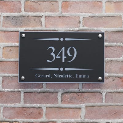 Naambordje voordeur - Huisnummerbord - Rechthoek stip streep - 25x15 - zwart/metallic grijs - RVS afstandshouders