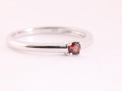 Fijne hoogglans zilveren ring met granaat - maat 17