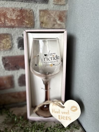 Creaties van Hier - Cadeau pakket Wijnglas met de tekst Vriendin met houten hartje - 21 x 8,2 cm - Glas