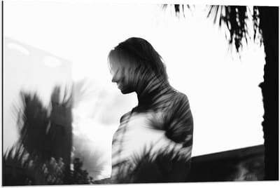 Dibond - Vrouw met Bladeren (Zwart/wit) - 90x60cm Foto op Aluminium (Wanddecoratie van metaal)