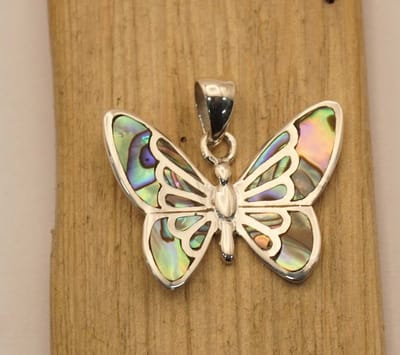 Sterling zilveren hanger vlinder met gekleurde vleugels - zilveren hanger met gekleurde vleugels gespreid - fleurig vlinder hanger van sterling zilver