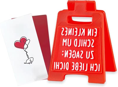 Rood liefdesbord met wenskaart en envelop, perfect voor romantische decoratie thuis, kantoor en speciale gelegenheden