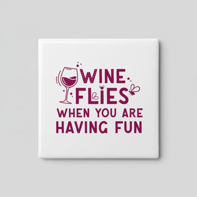 Wine Flies When You Are Having Fun Quote Tegel – Grappige Wijnliefhebber Bar & Keuken Wanddecoratie – 15 x 15 cm Keramische Tegel