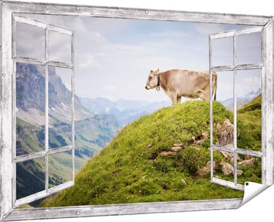 Gards Tuinposter Doorkijk Koe in de Bergen - 180x120 cm - Tuindoek - Tuindecoratie - Wanddecoratie buiten - Tuinschilderij