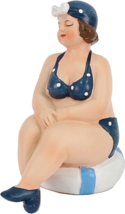 Home decoratie beeldje dikke dame - zittend - donkerblauw badpak - 11 cm