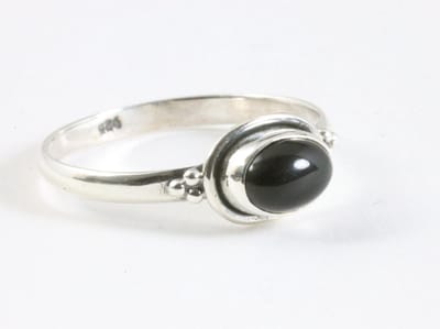 Fijne bewerkte zilveren ring met onyx - maat 18.5
