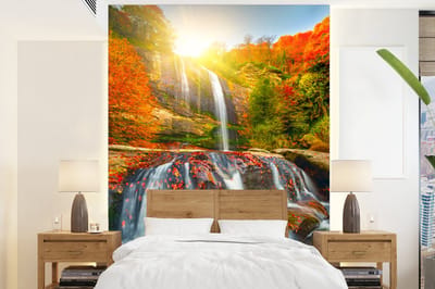 Behang - Fotobehang Waterval - Natuur - Herfst - Rood - Water - Breedte 165 cm x hoogte 220 cm