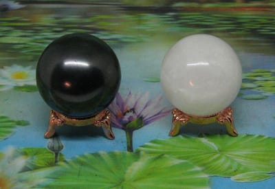 Shungiet harmoniser bollen met bergkristal 50 mm