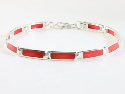 Hoogglans zilveren armband met rode koraal steen