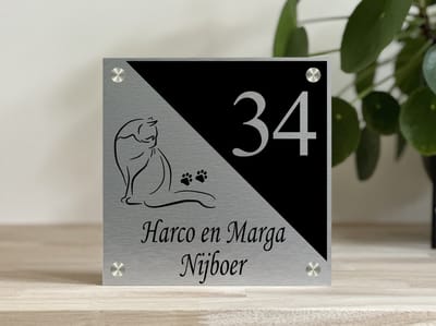 Naambordje / huisnummer voordeur | kat met pootjes | rvs-look | 20x20cm | rvs-look | rvs afstandhouders