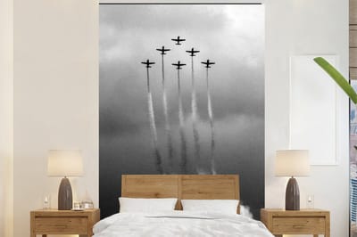 Behang - Fotobehang Vintage - Vliegtuig - Lucht - Wolken - Zwart wit - Breedte 200 cm x hoogte 300 cm