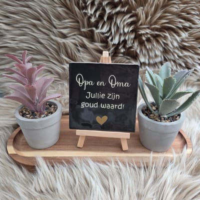 Robuust wenstegeltje - Tegeltje Opa en Oma – Jullie Zijn Goud Waard – Cadeau Grootouders - Hip trendy tegeltje – 10x10 cm – Wanddecoratie – Sfeervol en Persoonlijk – Trendy nu – Decoratief Tegeltje met Standaard – Cadeau Idee