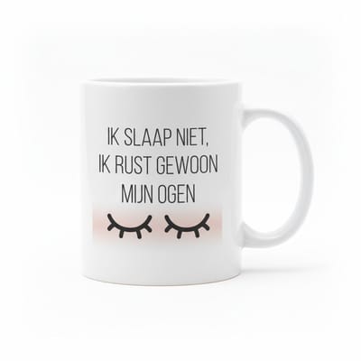 “Ik Slaap Niet, Ik Rust Gewoon Mijn Ogen” Mok 330 ml – Grappige Relax Quote – Humoristisch Cadeau voor Thuis, Kantoor & Vrienden