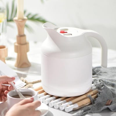 Huishoudelijke thermoskan met brede mond en roestvrijstalen binnenkant 1,5L Creatieve draaibare groepskoop Hoogwaardige thermoskan. 1.5L wit
