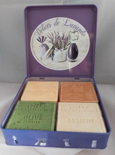 Metalen vierkant zeep blik Délices de Provence met 4 zachte palmolievrije zepen honing-lavendel-aloe vera-sheaboter- Vintage voorraadblik - Franse handzeep - Marseille zeep Marseillezeep