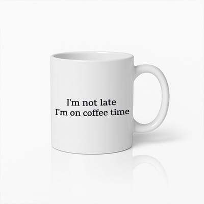 Koffiemok 330ml – "Ik ben niet te laat, ik ben op koffietijd" Grappige Quote – Cadeau voor Koffieliefhebbers, Collega’s, Kantoor, Thuis