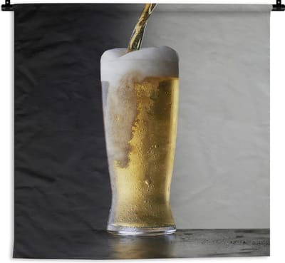 Wandkleed Bier - Zalig biertje op een zwarte achtergrond Wandkleed katoen 180x180 cm - Wandtapijt met foto