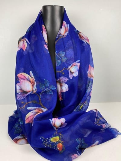 Sjaal magnolia print van mooi dunner materiaal 30% zijde met 70% viscose