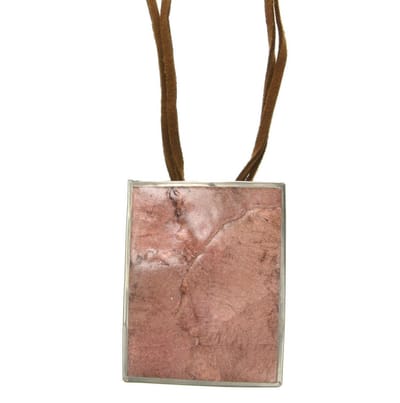 Behave® Ketting van suède met vierkante schelpenhanger 43,5 cm - Nikkelvrij