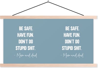 Posterhanger incl. Poster 120x60 cm - Schoolplaat - Kinderen - Quotes - Mama - Be safe have fun. Don't do stupid shit - Mom and dad - Textielposter - Blanke latten