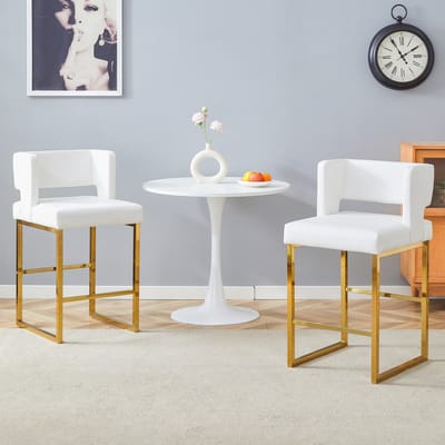 Een set van twee barkrukken in Scandinavische stijl met een modern vierkant ontwerp, gouden metalen poten en een lichtgewicht en comfortabel gevoel. Verkrijgbaar in verschillende kleuren.