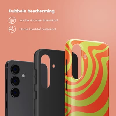 Selencia Hoesje - Geschikt voor Samsung Galaxy S24 - Backcover - Wavy Swirl Orange Fern
