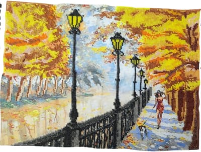 Handgemaakt Kralen Schilderij – Herfstpark met Dame | Glazen Kralen op Katoen | 36×26 cm | Uniek Kunstwerk