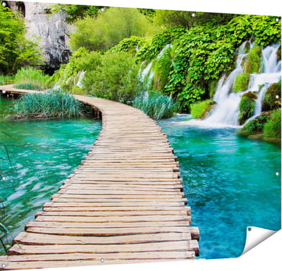 Gards Tuinposter Houten Pad op het Water bij de Watervallen - 150x120 cm - Tuindoek - Tuindecoratie - Wanddecoratie buiten - Tuinschilderij