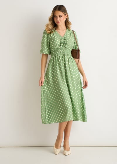 Saliegroene midi-jurk met stippenprint en gerimpelde taille